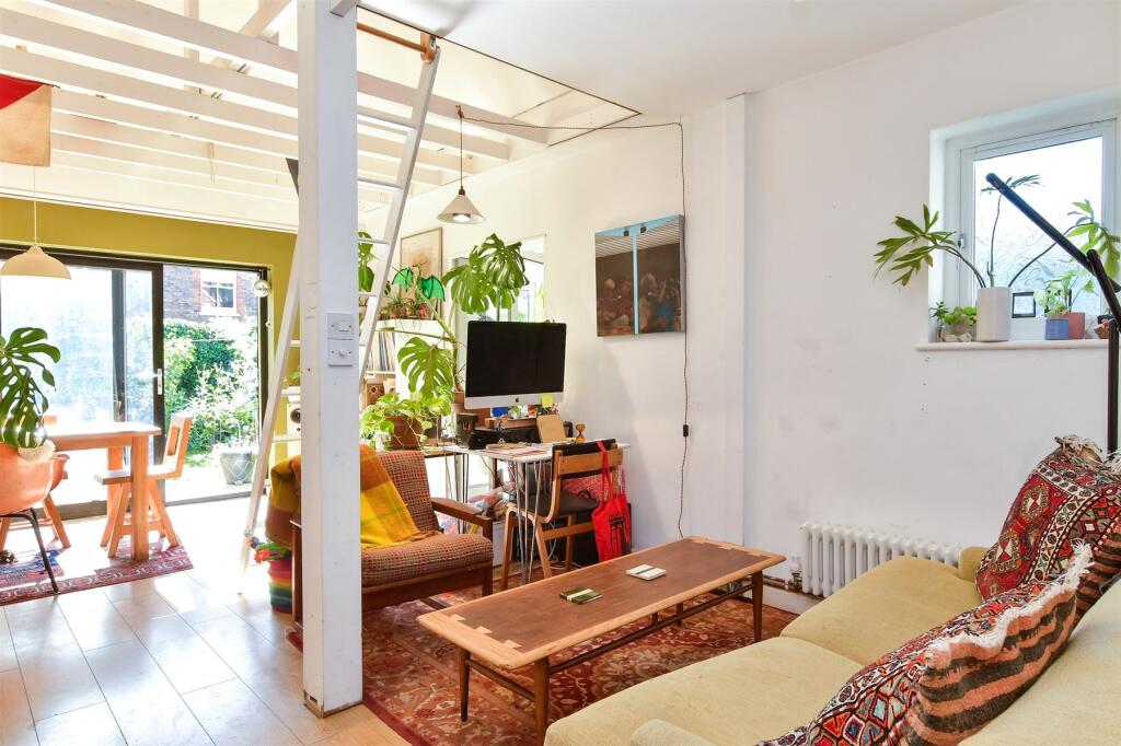 Kitchen/ Lounge