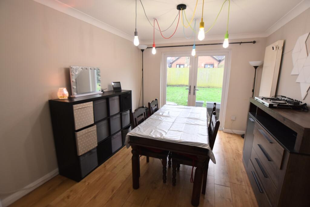 72 Pimpernel dining room