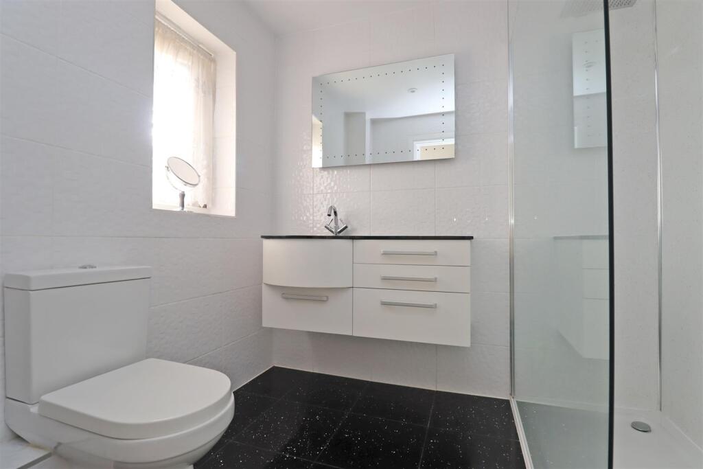 Main bedroom En-suite