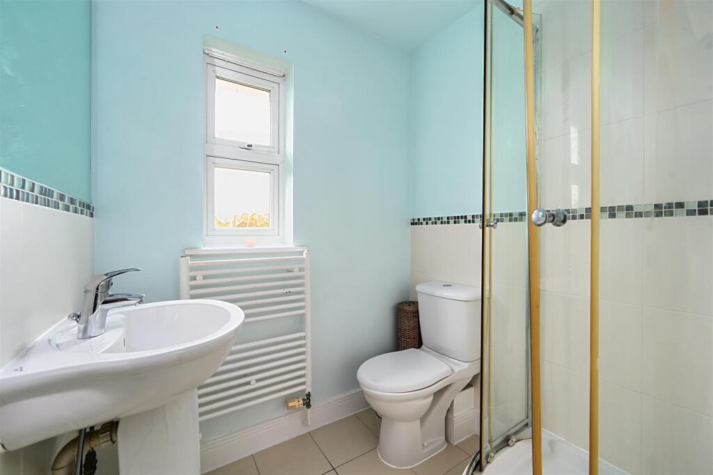 Family Bathroom 1.jpg