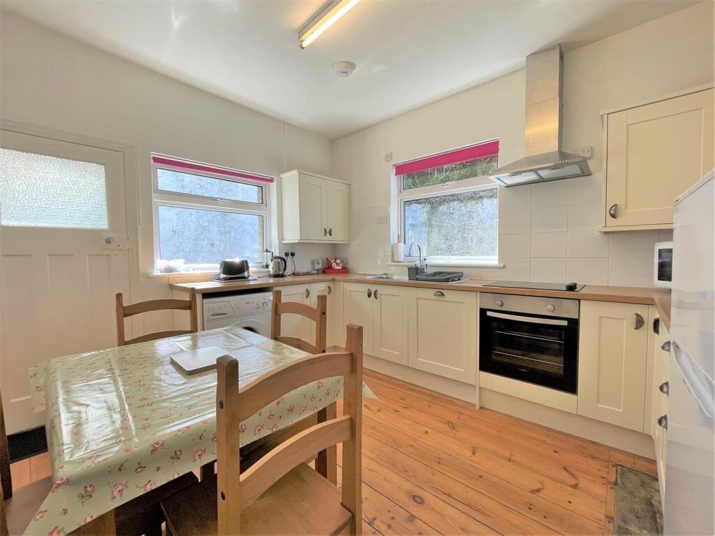 Kitchen 2.JPG