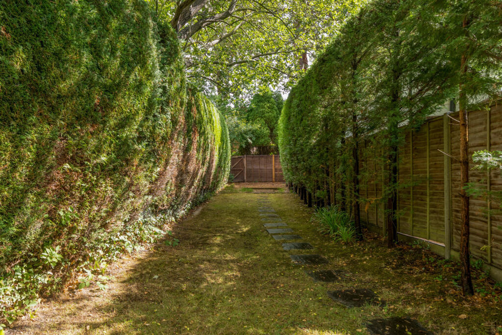 1347001-40-68b846...