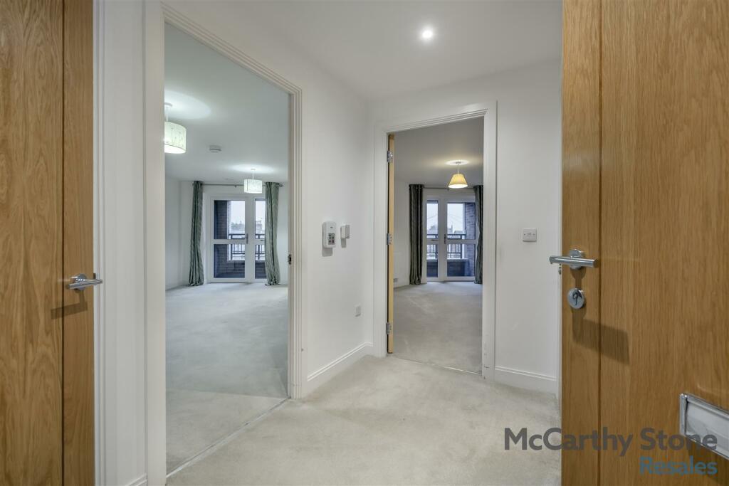 8630506-interior10.jpg