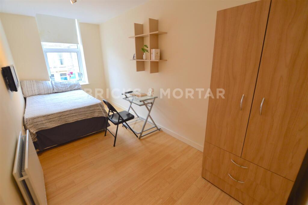 Flat 2, 24 Portland Terrace Green Bedroom.jpg