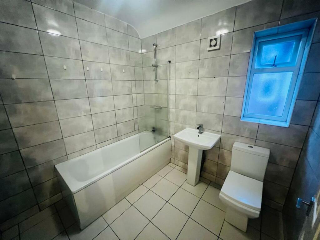 Bathroom 1.jpeg