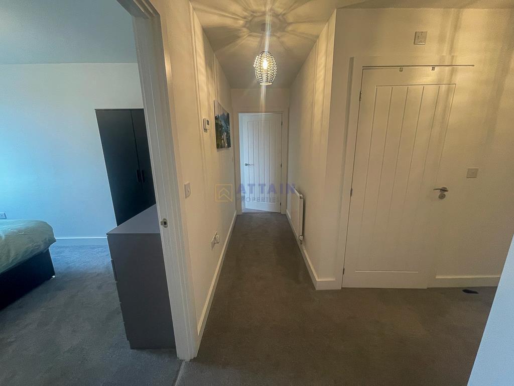 Hall to bedrooms.jpg