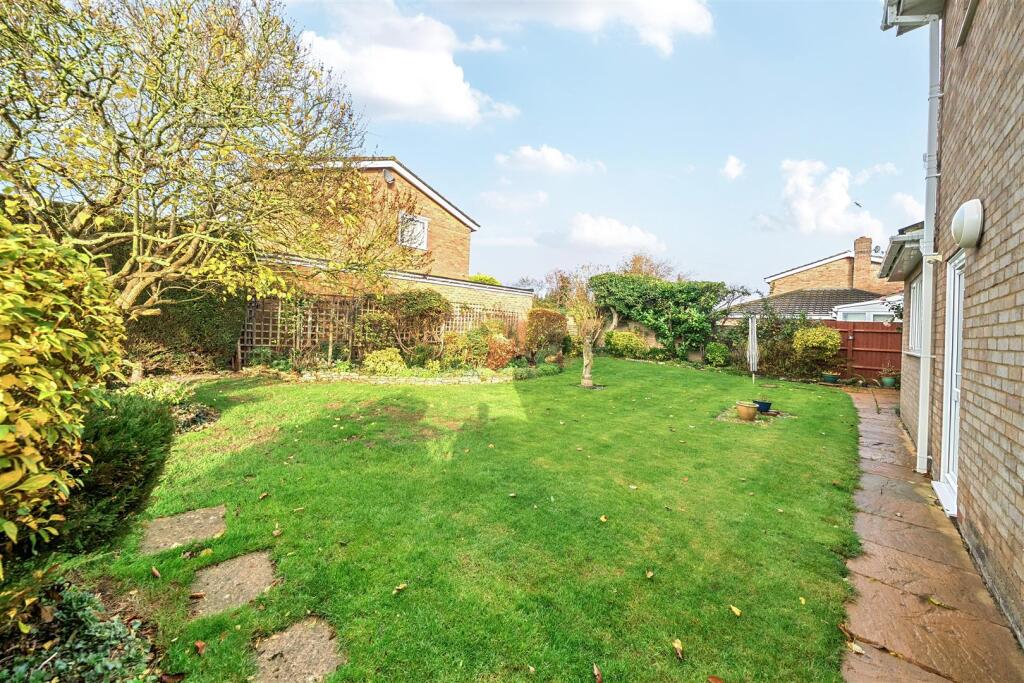 1 Bradden Way, Greens Norton (21).jpg