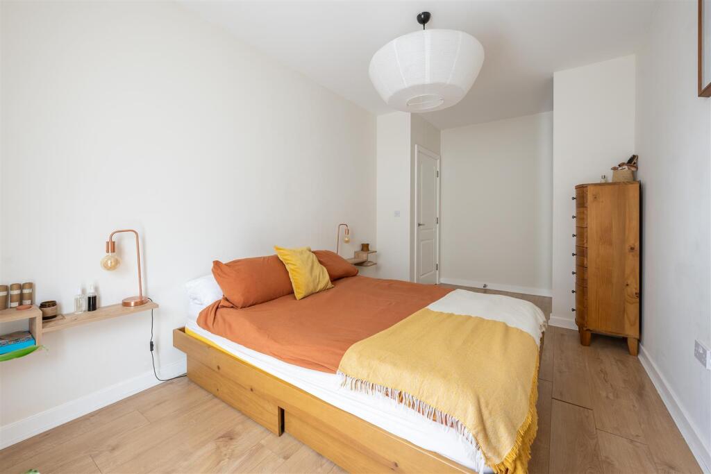 Atkins Square E8