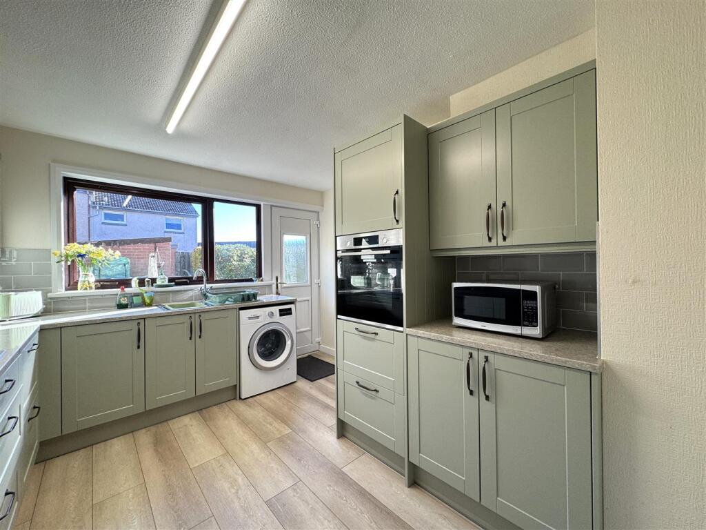 KITCHEN 2.JPG