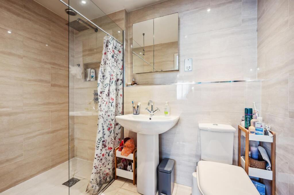 En-suite shower room.jpg