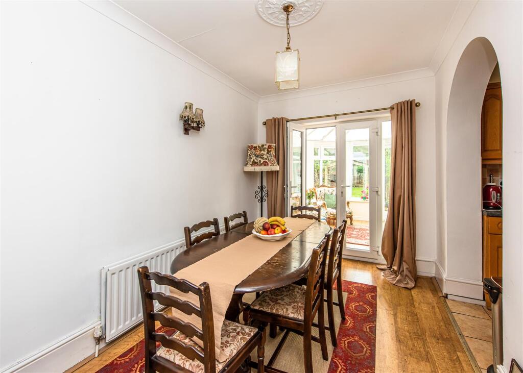 41 Broad Lane-dining1.jpg