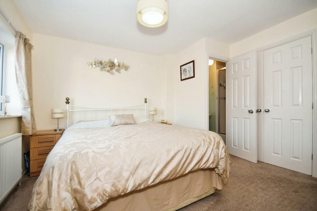 BEDROOM 1 02.jpg