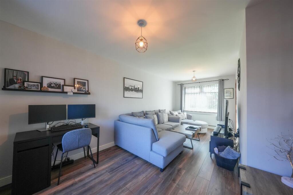 LIVING ROOM/DINING ROOM