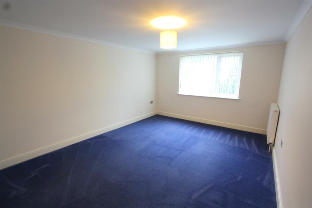 5 Longshore Apartments Bedroom 2