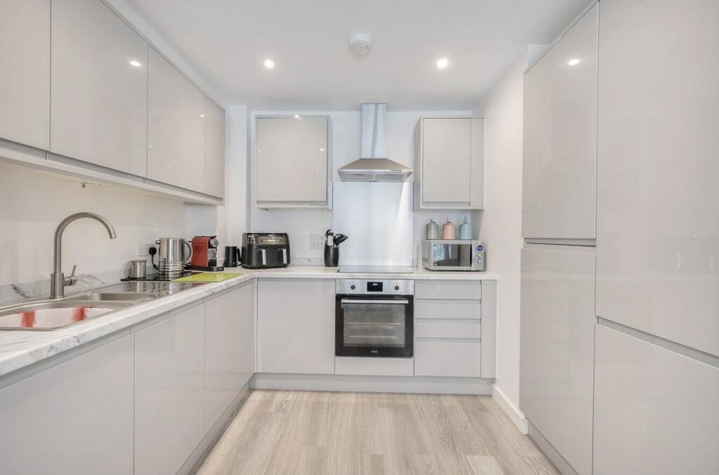 1304195-6-6851a84...