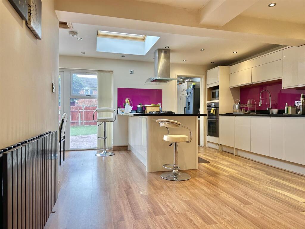 EXTENDED KITCHEN AND DINER