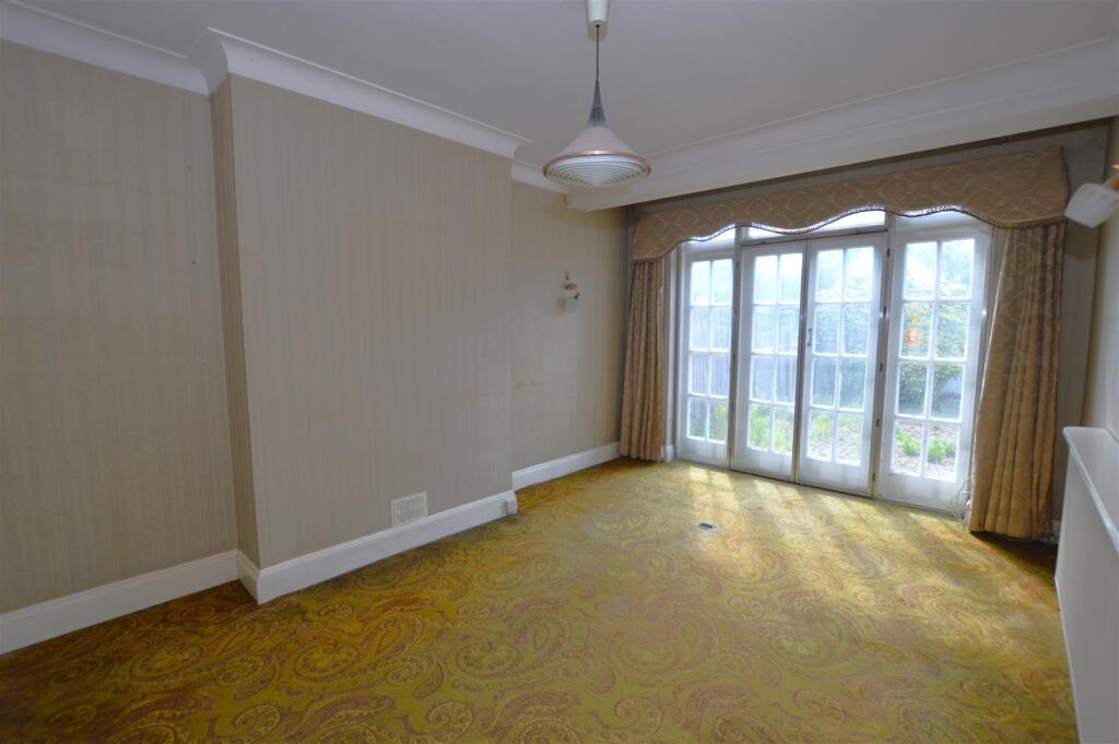 14 Pauline Crescent living room.JPG