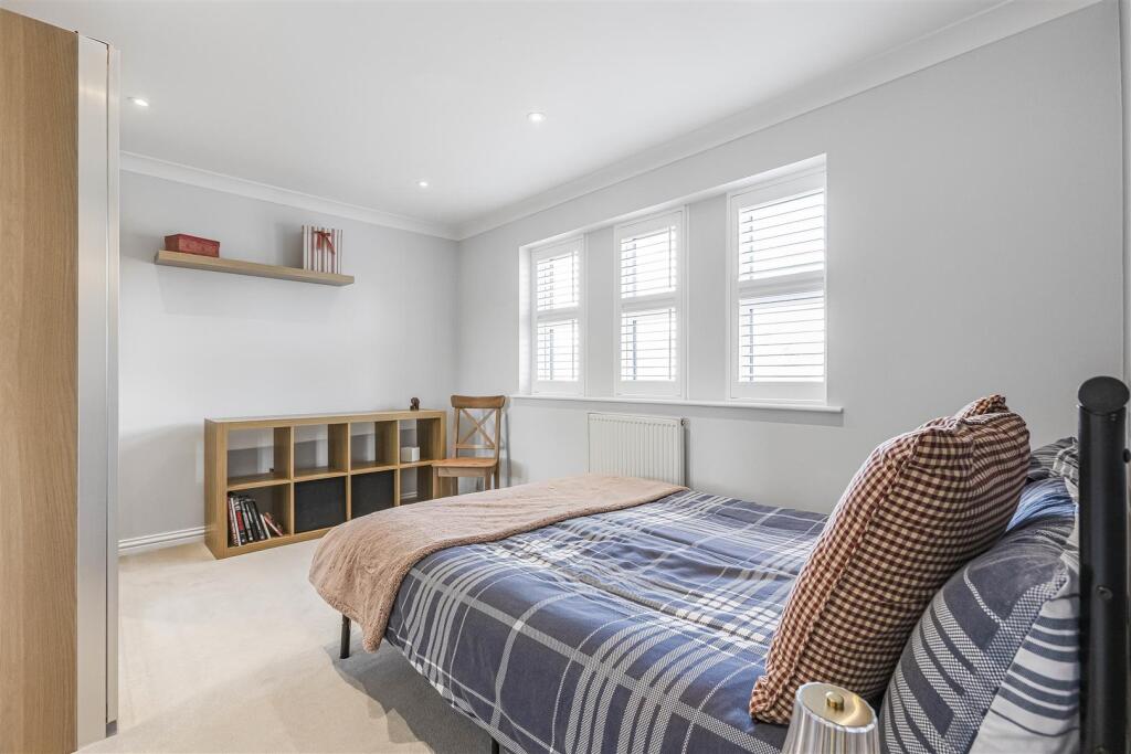 BEDROOM 4: