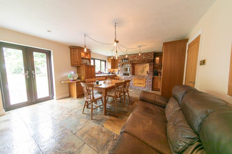 Kitchen &amp; dining room