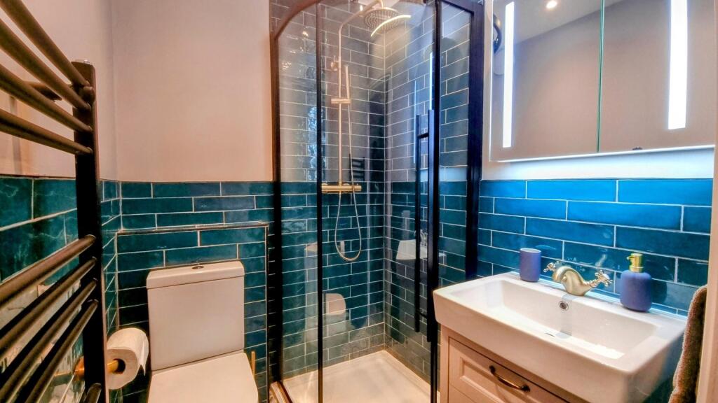 Bedroom 1 Bathroom (2).jpg