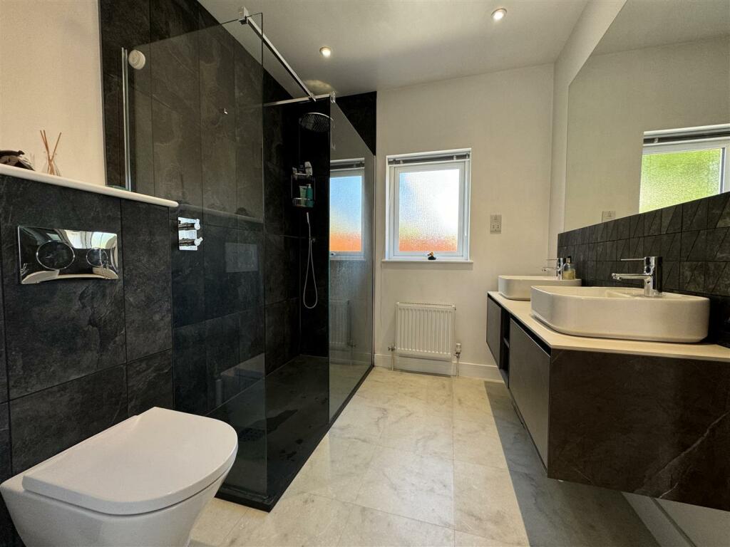 EN SUITE SHOWER ROOM