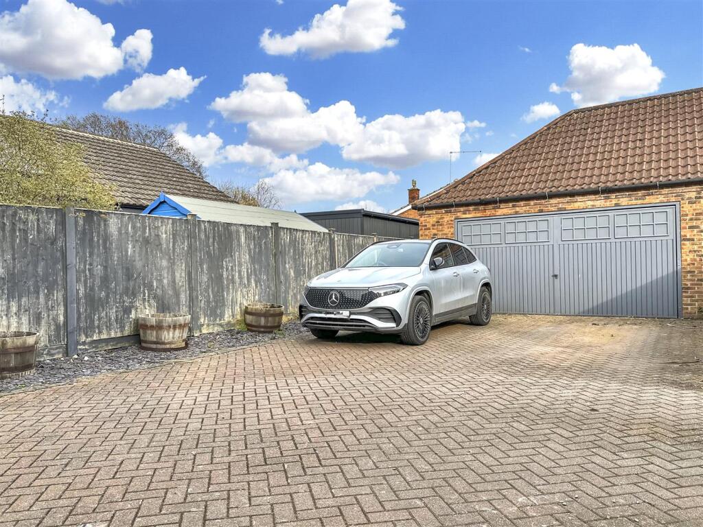 DOUBLE GARAGE &amp; Extensive Block Paved Driveway 055