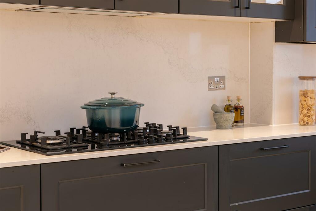 Flat 21 Parkwood Point Hi-58.jpg
