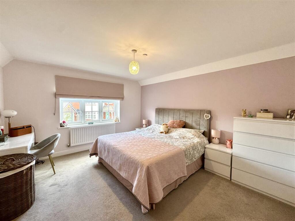 PRINCIPAL BEDROOM