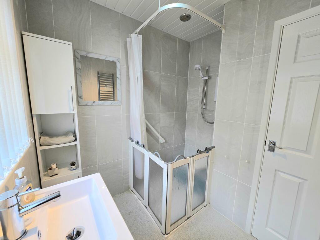 SHOWER ROOM