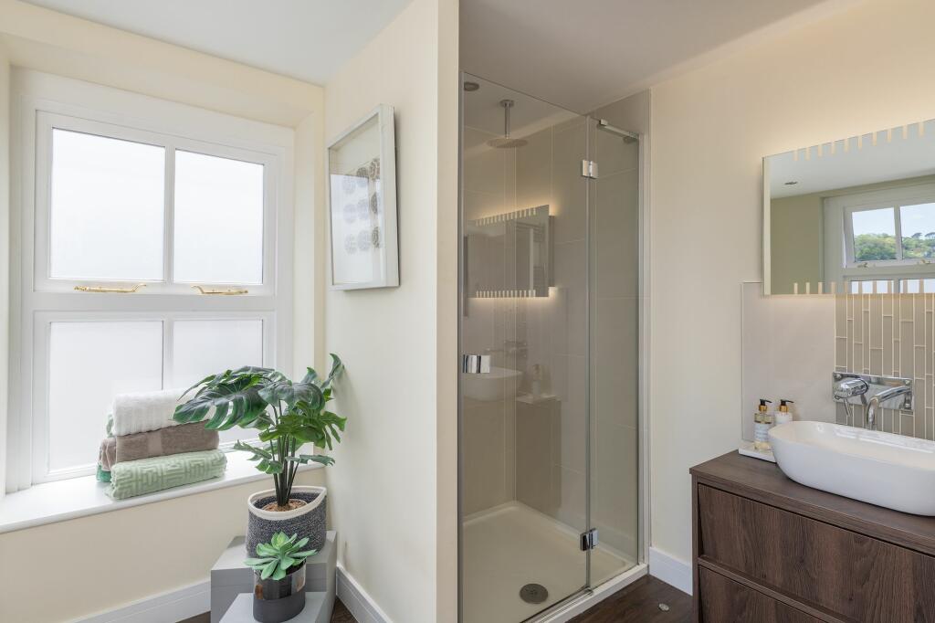 Hawley House, 4 South Ford Road, Dartmouth: Family Bathroom