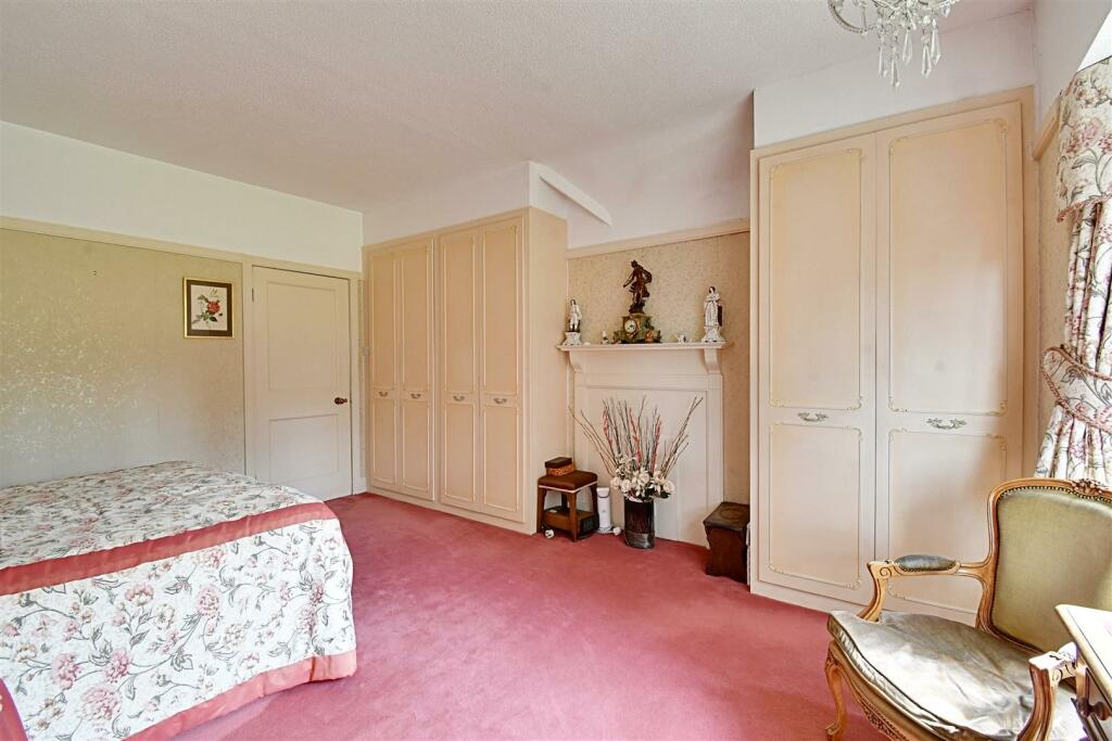 Bedroom 1_2.jpg