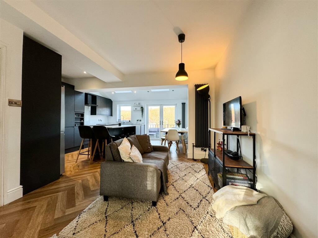 OPEN PLAN FAMILY ROOM