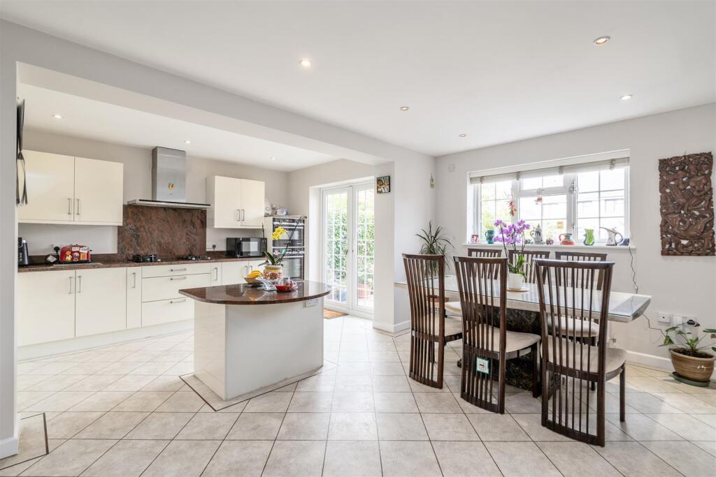 6 Stapenhall Road_1.jpg