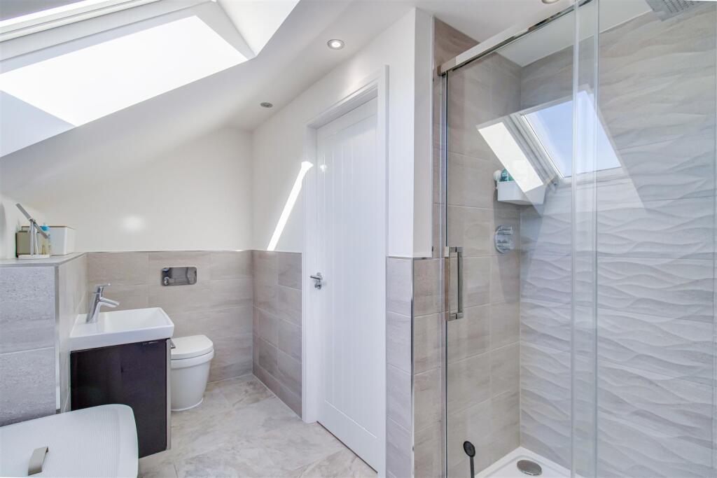 EN SUITE SHOWER ROOM
