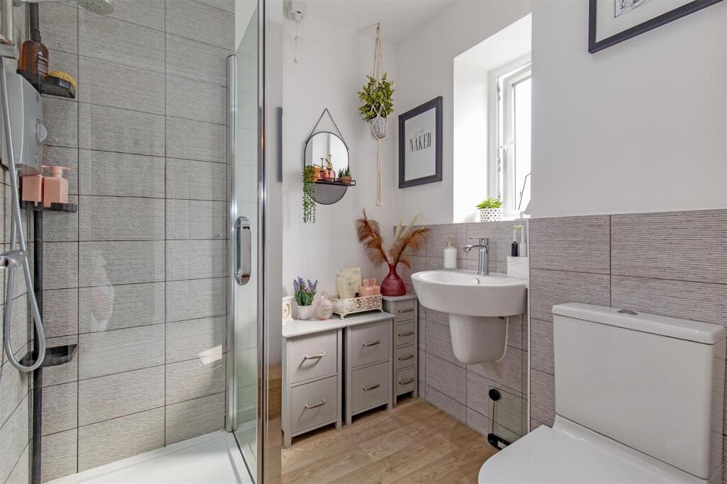 Exquisite En Suite Shower Room