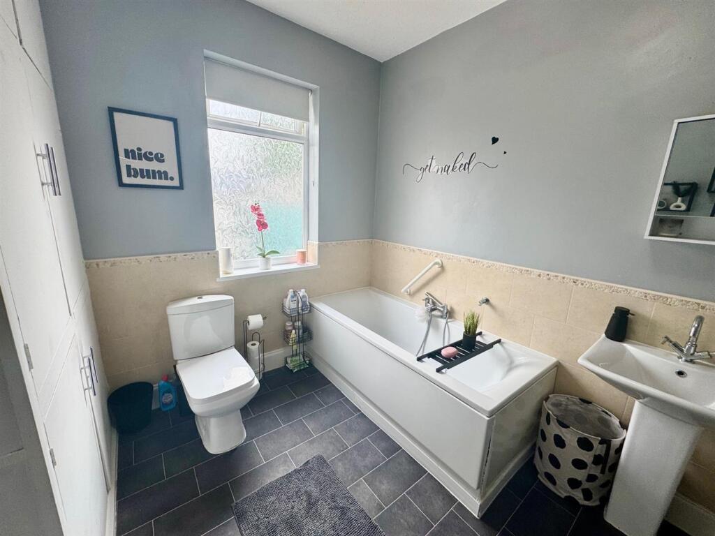 Bathroom 2.jpg