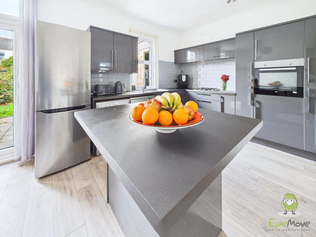 CAM01543G0-PR0161-STILL018