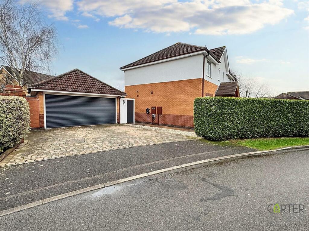 DOUBLE WIDTH DRIVE TO DOUBLE GARAGE / SIDE ASPECT