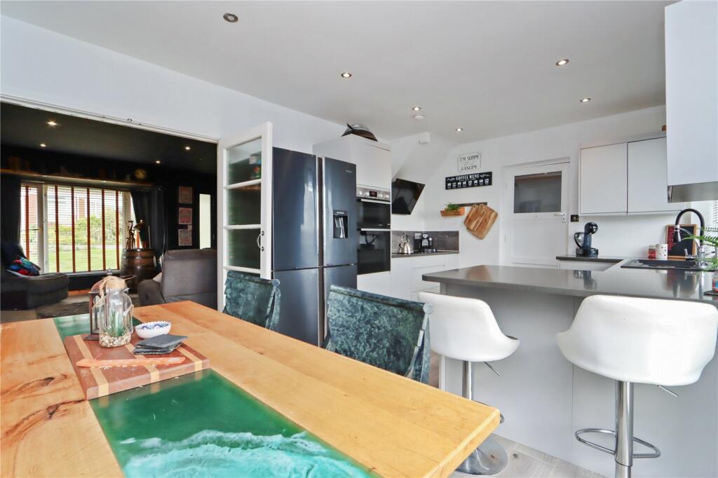 Kitchen Diner Pic 3