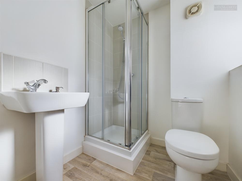 En-Suite To Master Bedroom
