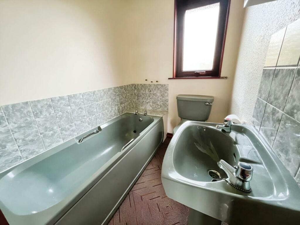 ab1fca71-bathroom...jpg