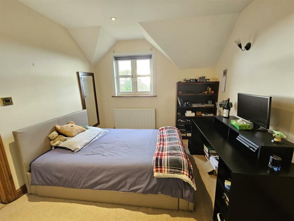 Bed 2.jpg