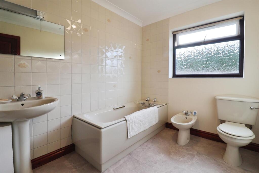 Bathroom 1 (NEW).JPG