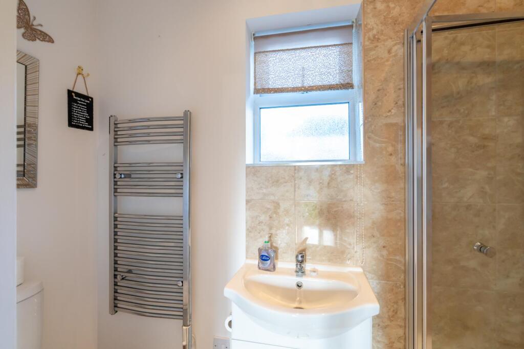 Studio Shower Room.jpg