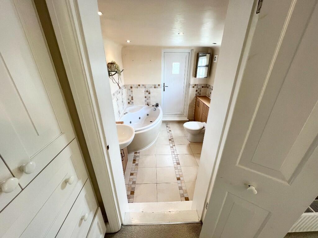 BATHROOM 2 / ENSUITE
