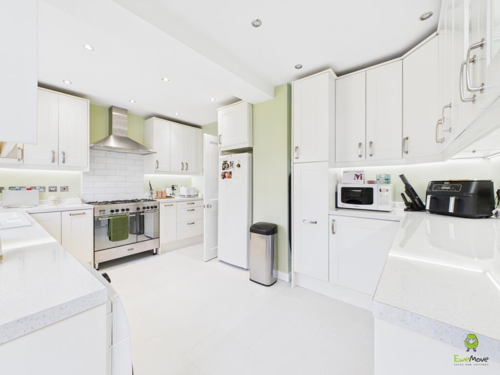 CAM04399G0-PR0046-STILL007