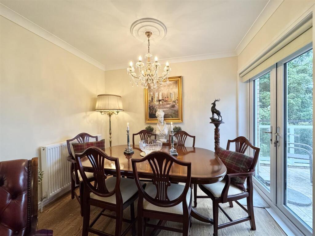Lounge/Dining
