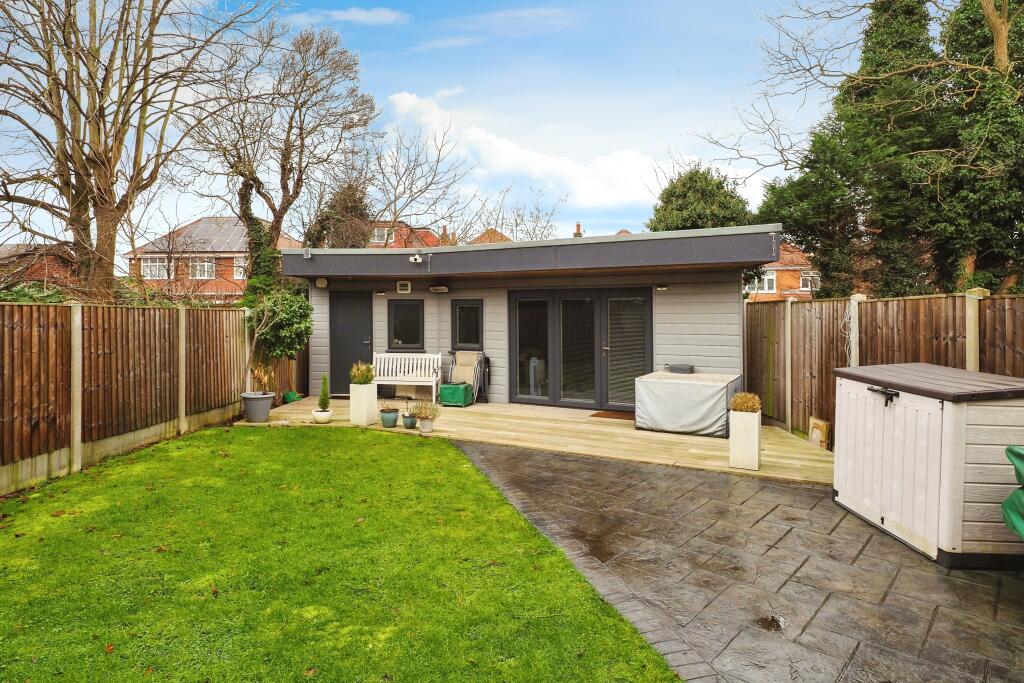 Garden &amp; Lounge Area