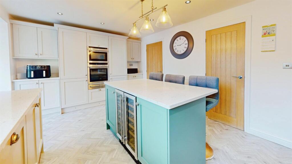 0a36529c-23-Highcliffe-Court-07212025_125424.jpg