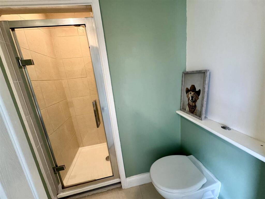 EN-SUITE SHOWER ROOM